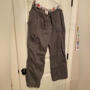 Women’s grey large KOI scrub pants cargo style